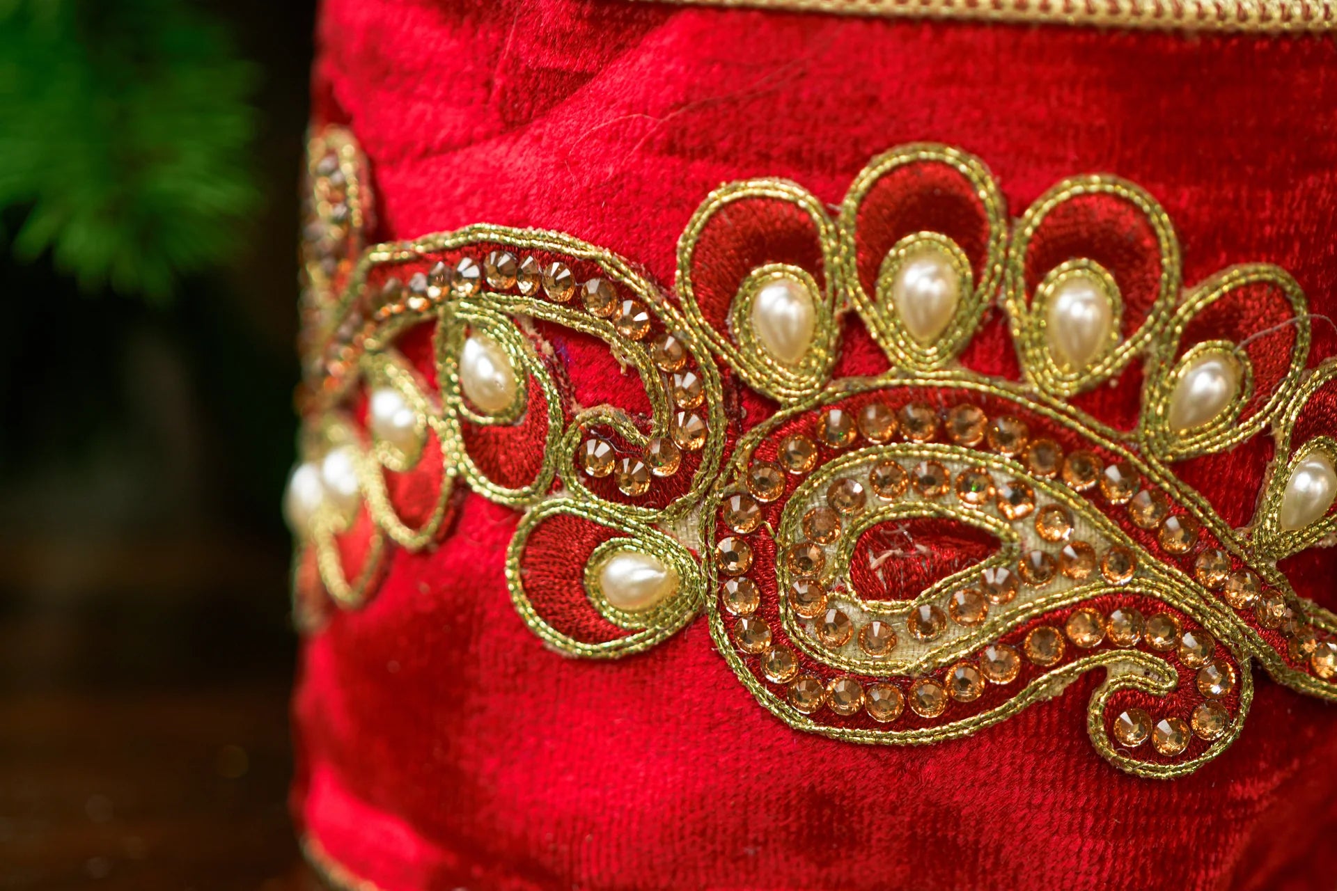 4" X 5YD Red Velvet Ribbon With Gold & Pearl Center