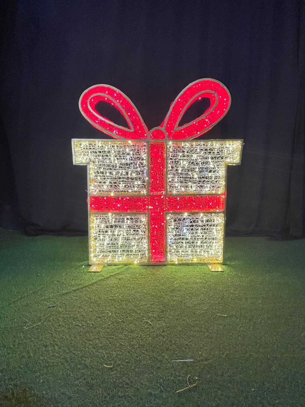 7 FT X 6 FT 3D Gift Box Warm White With Cool White Flashing Effect