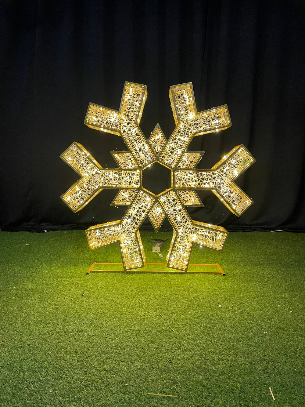 47" 3D Snowflake Warm White With Cool White Flashing Effect